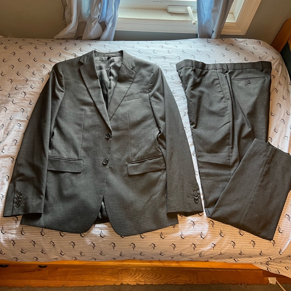 Banana Republic Full Suit. 40R jacket and 33x32 pants.
